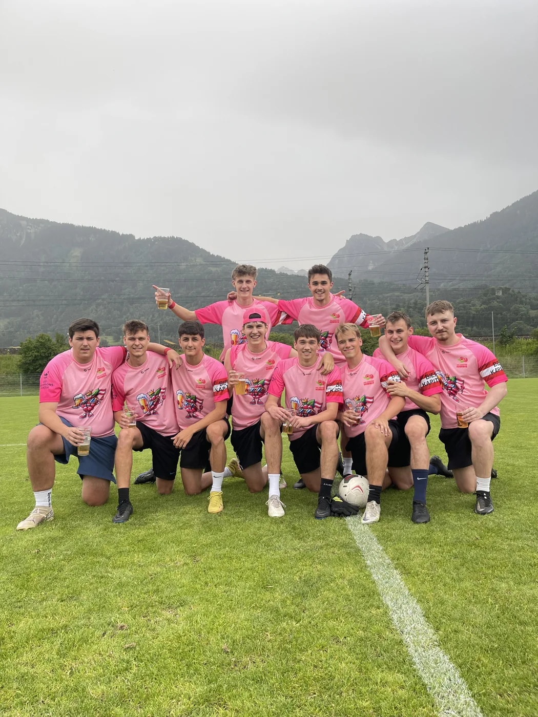 Die Mannschaft gemeinsam in pinken Trikots