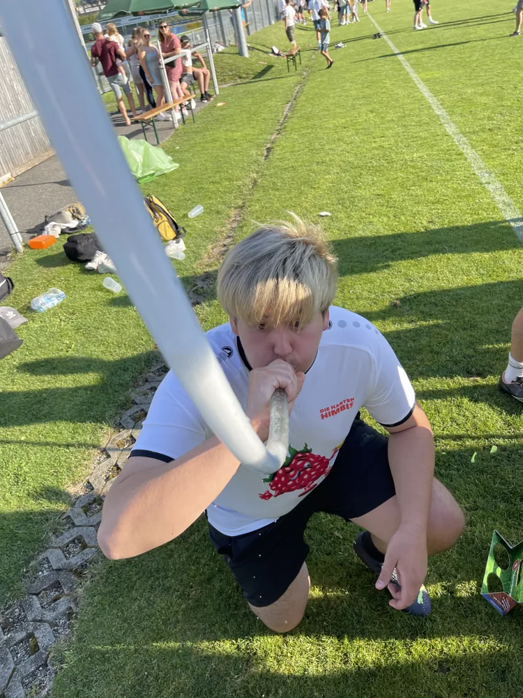 Ein Himbis gönnt sich auf dem Rasen eine Pause