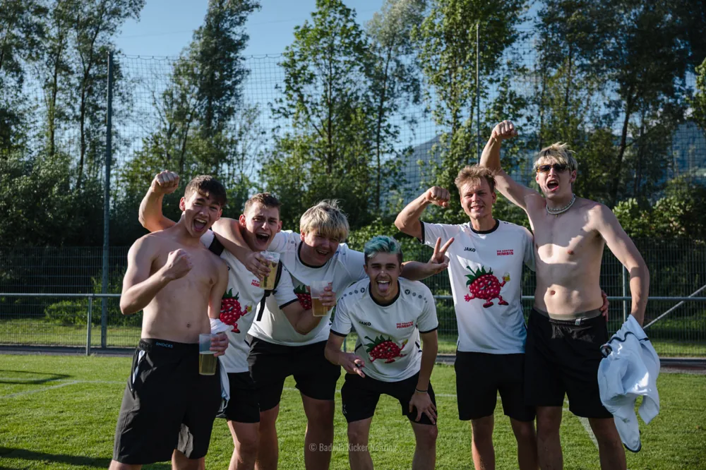 Die erste Himbis-Mannschaft in weißen Trikots am Fußballplatz