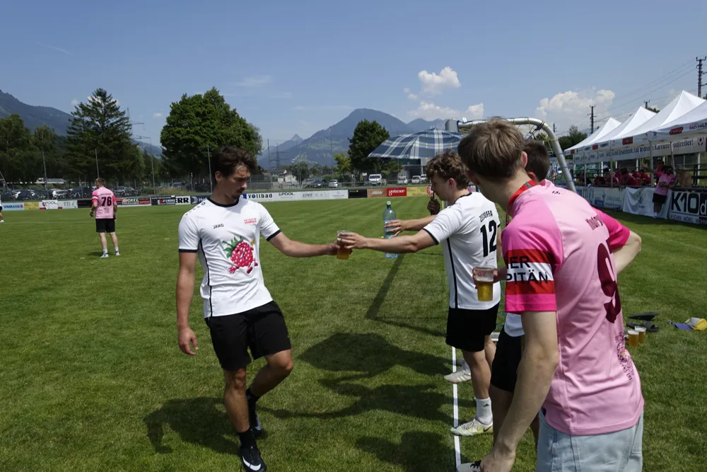 Himbis begrüßen sich auf dem Spielfeld