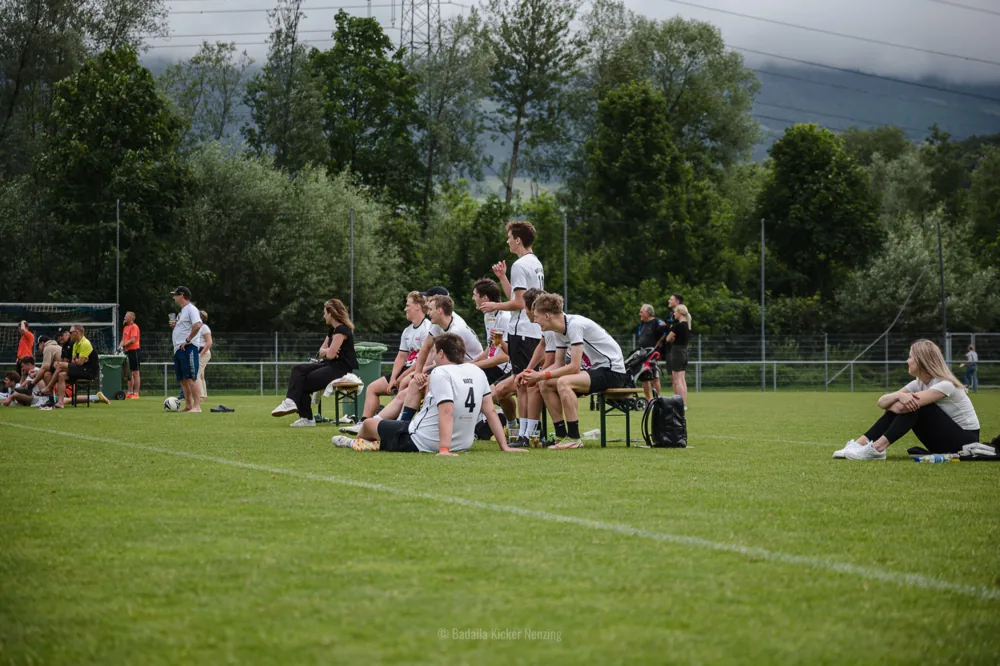 Die Himbis bauen gemeinsam eine Menschenpyramide am Spielfeldrand
