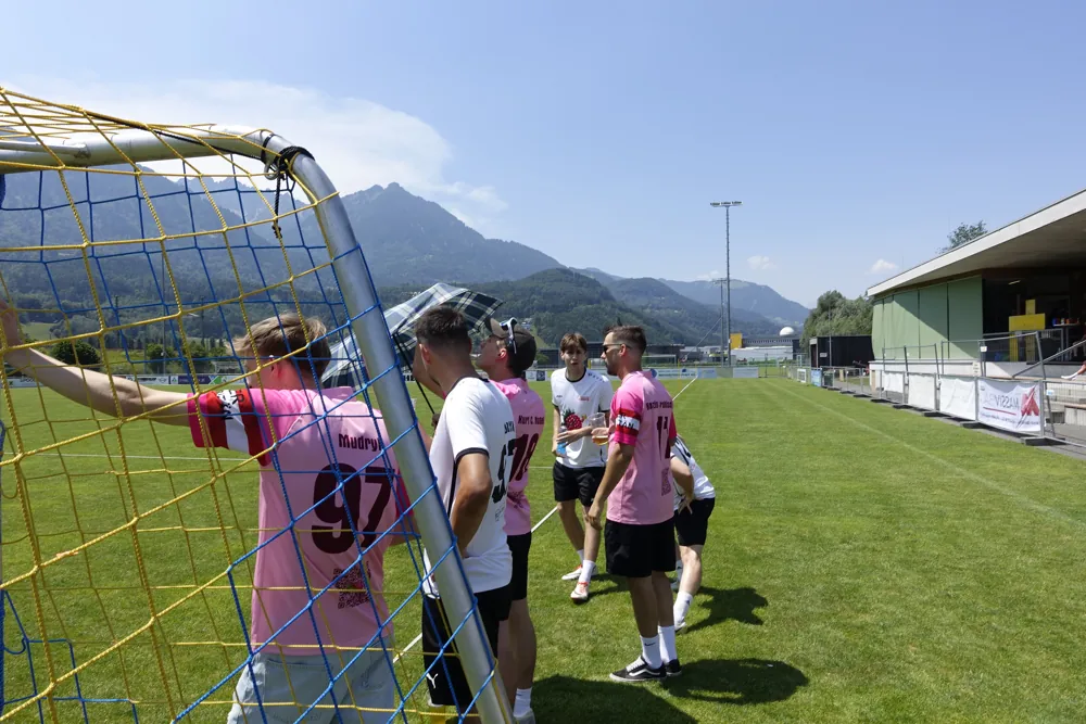 Die Himbis beim Spiel vor dem Fußballtor