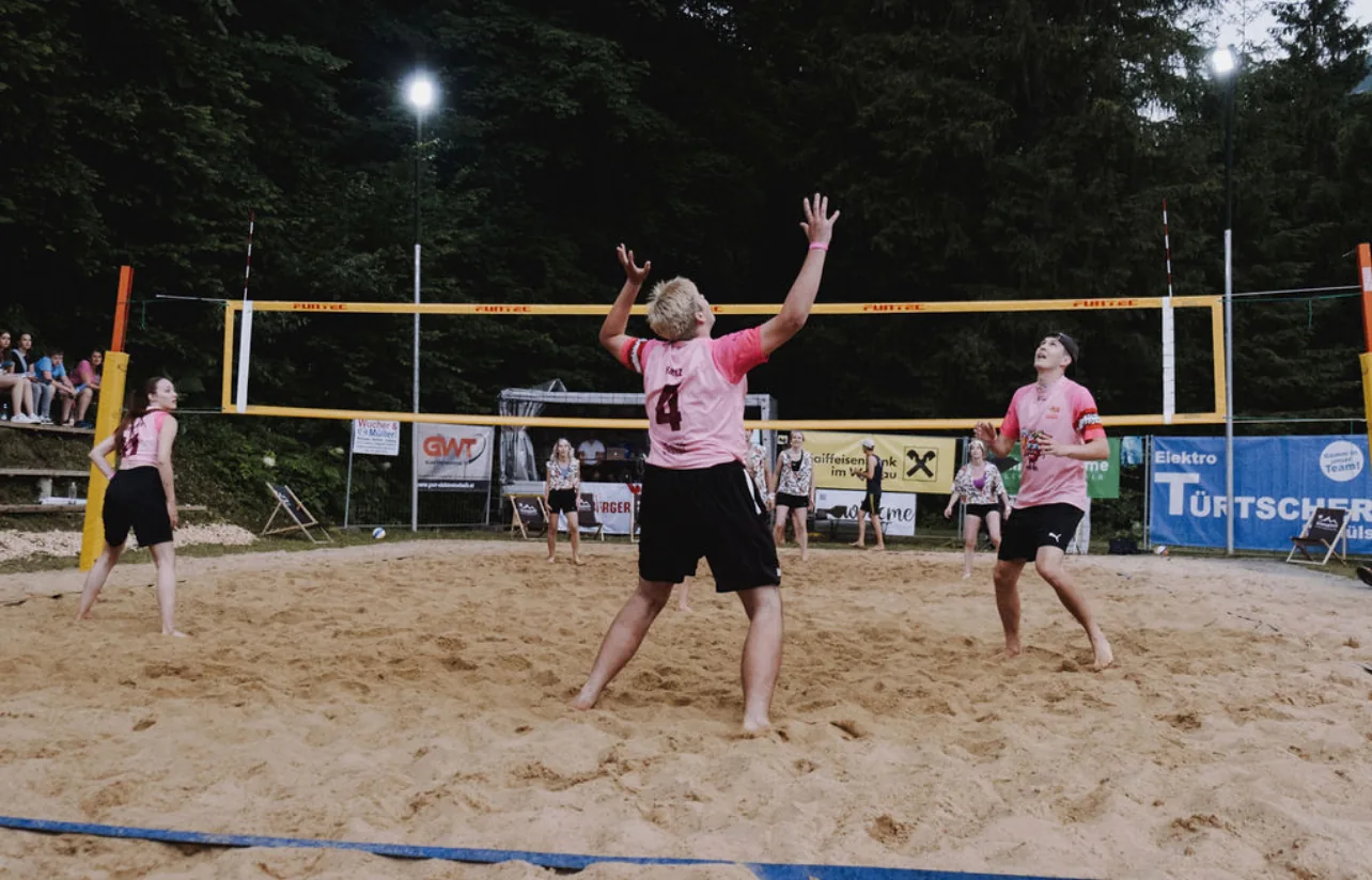 Himbis in pinken Trikots am Beachvolleyballfeld